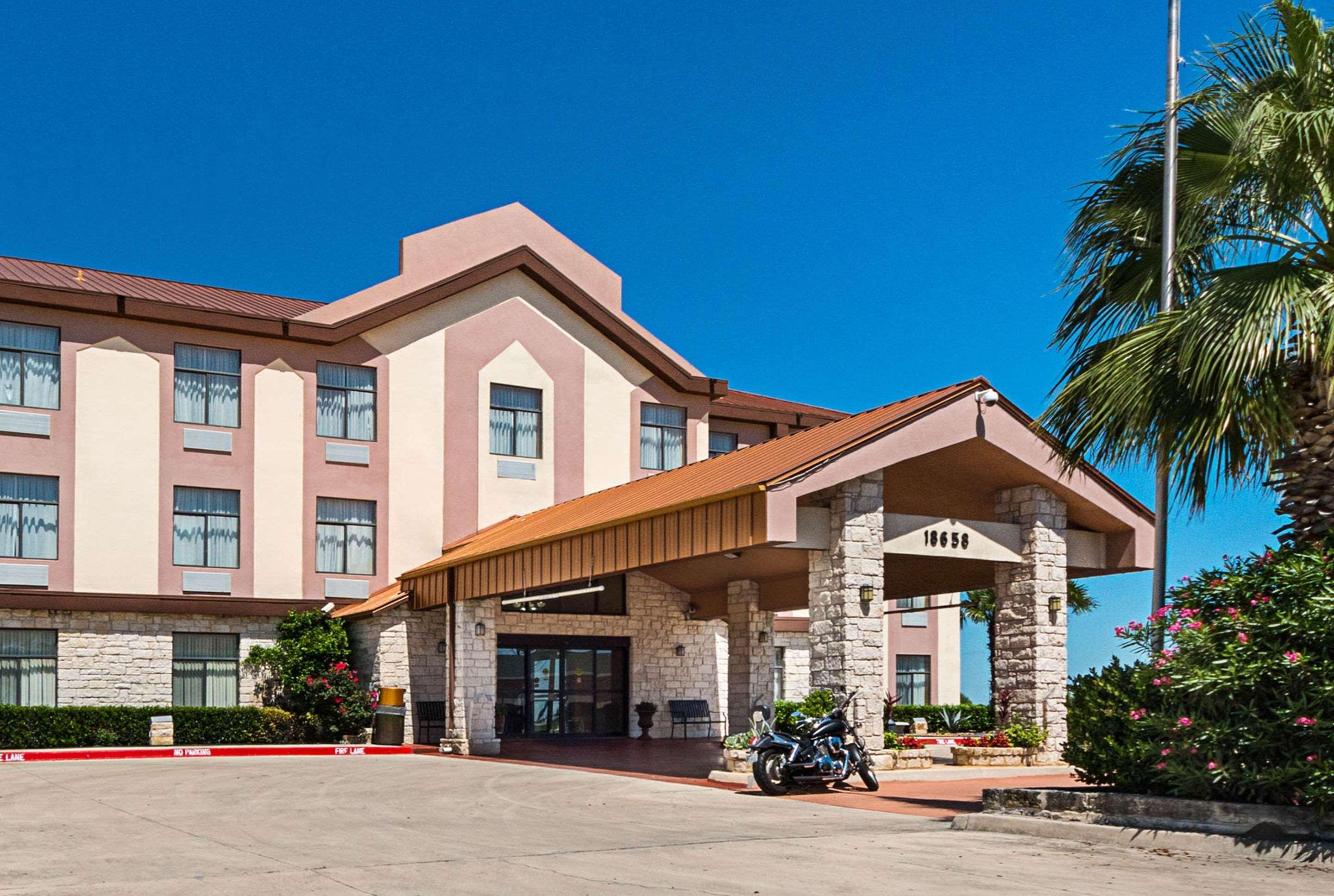 Quality Inn & Suites Buda Esterno foto
