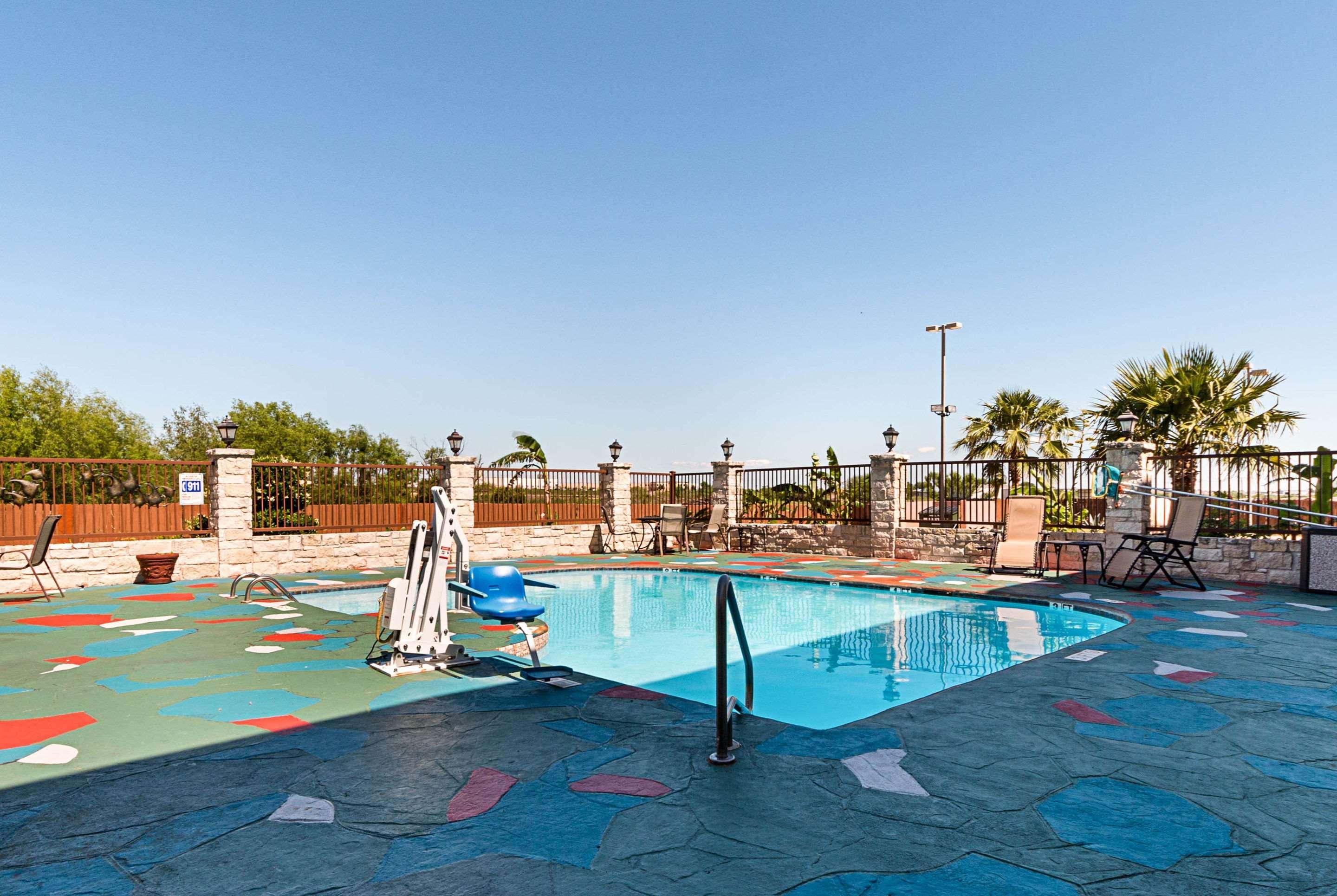Quality Inn & Suites Buda Esterno foto