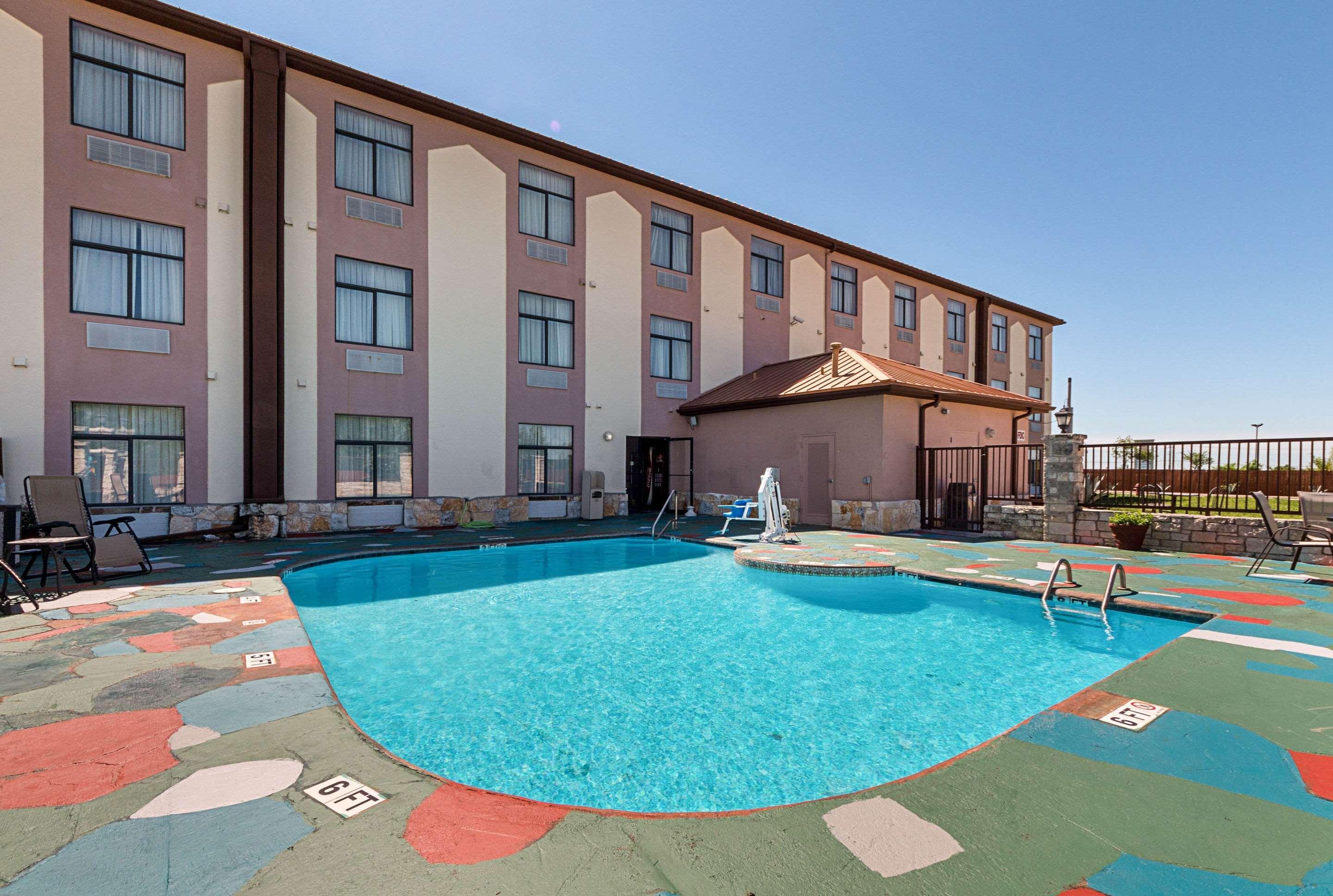 Quality Inn & Suites Buda Esterno foto